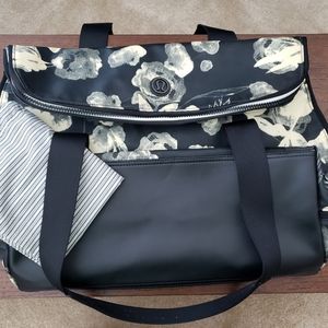 Lululemon Flowin' With My Omies Tote (inky floral)